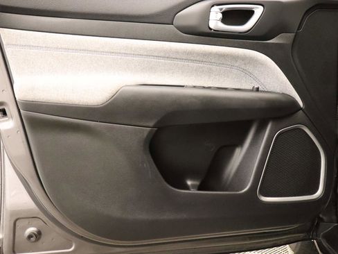 Used 2022 Jeep Compass Latitude FWD image 17