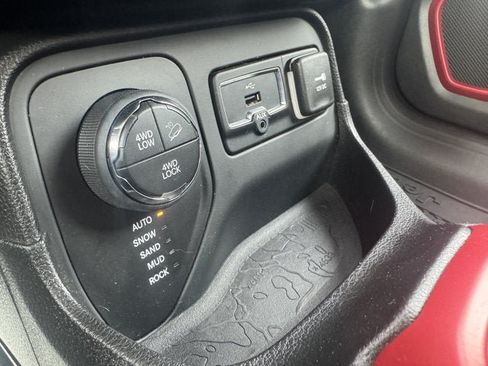 Used 2016 Jeep Renegade Trailhawk w/ Premium Trailhawk Package AWD/4WD image 23