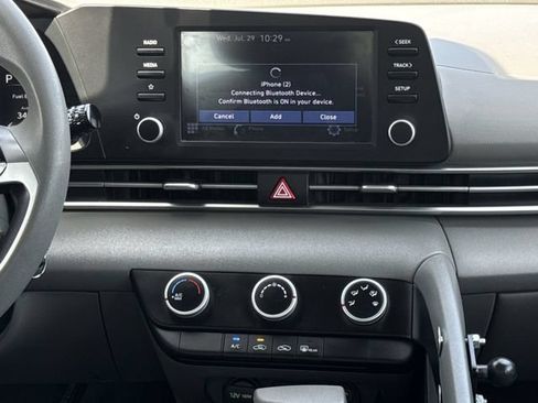 Used 2021 Hyundai Elantra SE FWD image 15