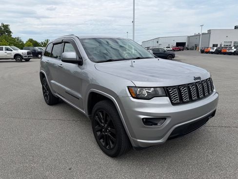 Used 2019 Jeep Grand Cherokee Altitude AWD/4WD image 5