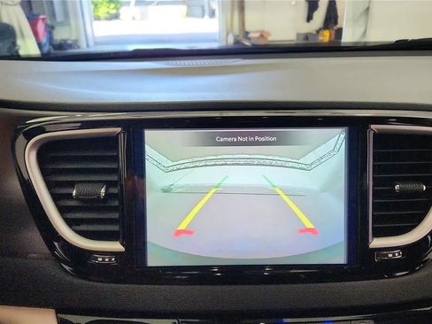 Used 2023 Chrysler Pacifica Touring-L FWD image 24