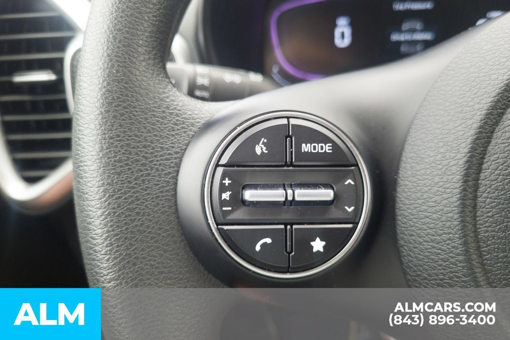 Used 2025 Kia Soul LX FWD image 28
