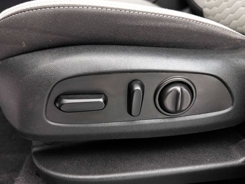 Used 2020 Chevrolet Equinox LS w/ LS Convenience Package FWD image 19