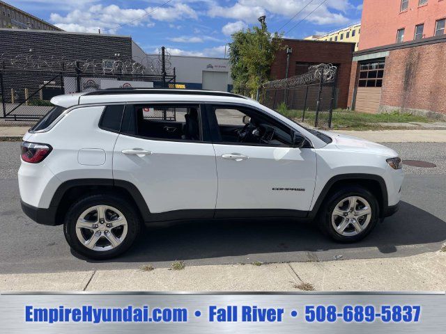 Used 2024 Jeep Compass Latitude AWD/4WD image 3