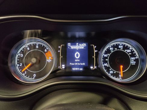 Used 2021 Jeep Cherokee Latitude Plus FWD image 23