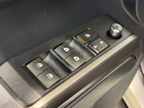 Used 2018 Toyota Tacoma TRD Sport AWD/4WD image 10