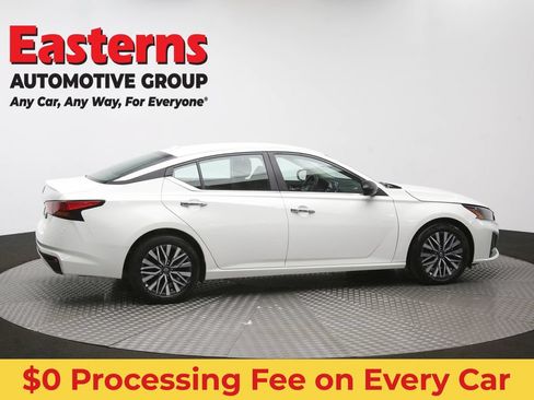 Used 2025 Nissan Altima 2.5 SV FWD image 43