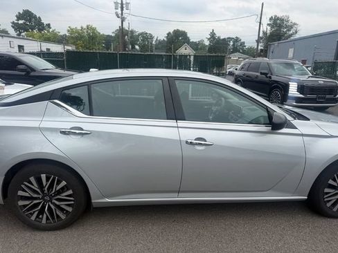 Used 2024 Nissan Altima 2.5 SV FWD image 8
