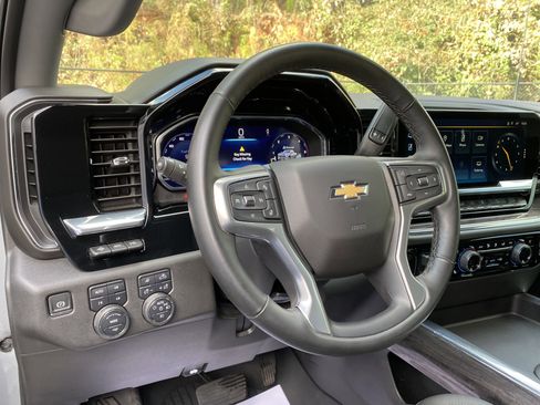 Used 2025 Chevrolet Silverado 2500 LTZ w/ LTZ Premium Package image 17