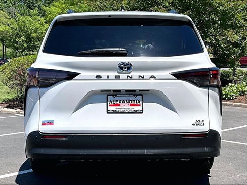 Used 2023 Toyota Sienna XLE FWD image 4