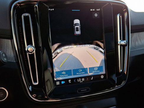 Certified 2025 Volvo XC40 B5 Core image 18