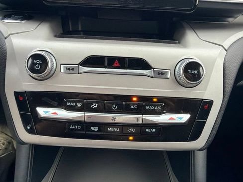 Used 2023 Ford Explorer XLT w/ Equipment Group 202A AWD/4WD image 32