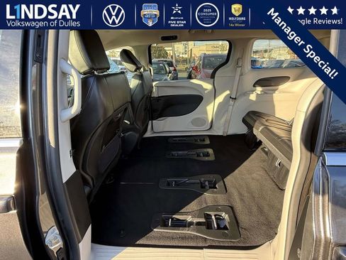 Used 2023 Chrysler Pacifica Touring-L image 14