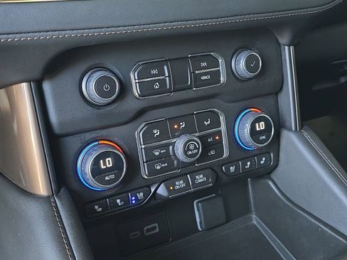 Used 2023 Chevrolet Suburban High Country AWD/4WD image 28