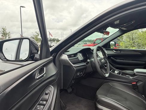 Used 2025 Jeep Grand Cherokee Altitude RWD image 32