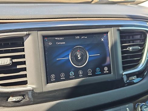 Used 2018 Chrysler Pacifica L FWD image 18