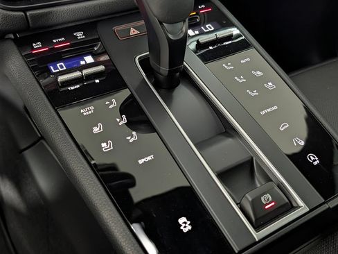 Certified 2026 Porsche Macan AWD/4WD image 34