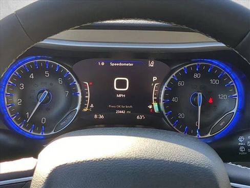 Used 2025 Chrysler Pacifica Select image 11