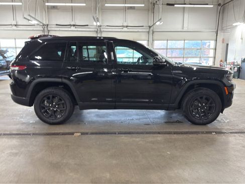 Used 2025 Jeep Grand Cherokee Altitude AWD/4WD image 4