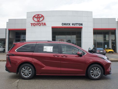 Used 2026 Toyota Sienna LE FWD image 1