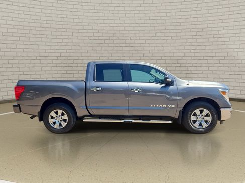 Used 2018 Nissan Titan SV w/ SV Convenience Package RWD image 4