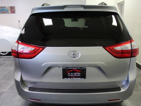 Used 2019 Toyota Sienna XLE image 5
