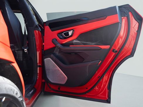 Used 2022 Lamborghini Urus Base image 18