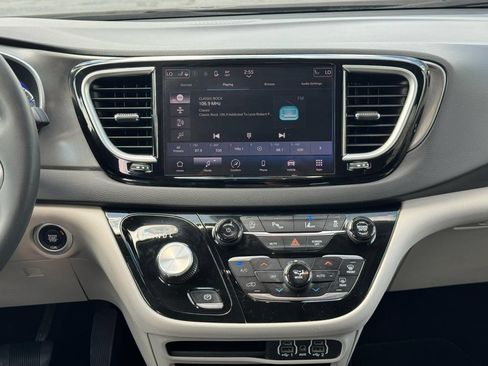 Used 2023 Chrysler Pacifica Touring-L FWD image 24