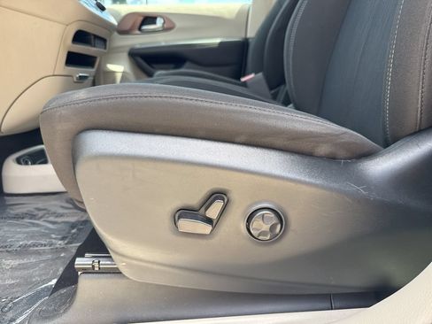Used 2023 Chrysler Voyager LX FWD image 25