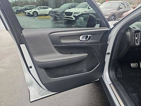 Used 2020 Volvo XC40 T4 R-Design w/ Protection Package image 11