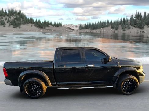Used 2017 RAM 1500 Classic SLT w/ SLT Plus D←cor Group AWD/4WD image 2