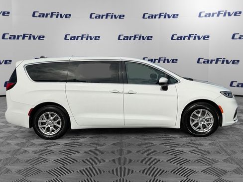 Used 2023 Chrysler Pacifica Touring-L FWD image 7