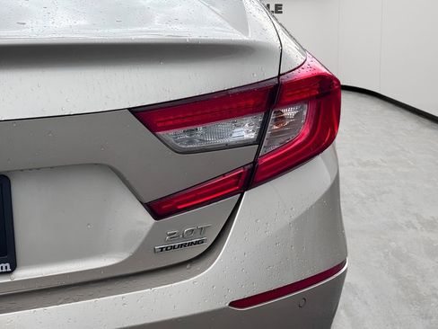 Used 2018 Honda Accord Touring image 4