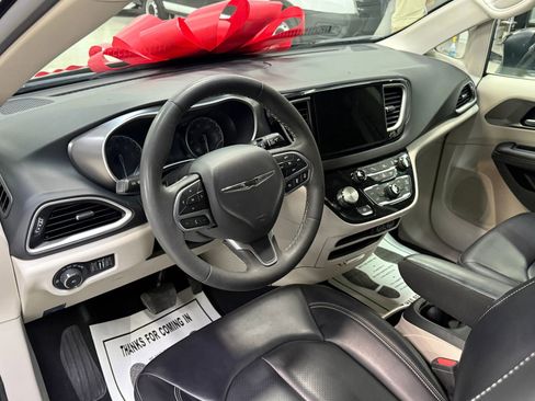 Used 2023 Chrysler Pacifica Touring-L image 34