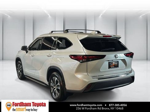 Used 2022 Toyota Highlander XLE AWD/4WD image 5