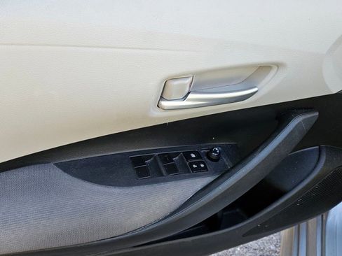 Used 2020 Toyota Corolla LE image 6