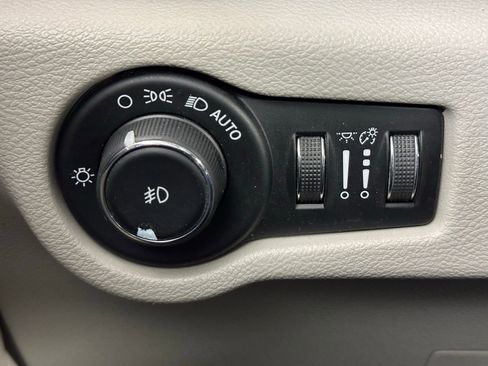 Used 2018 Chrysler Pacifica Touring-L w/ Premium Audio Group image 35