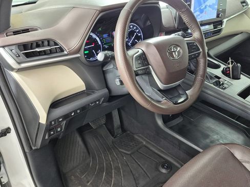 Used 2024 Toyota Sienna Platinum FWD image 11
