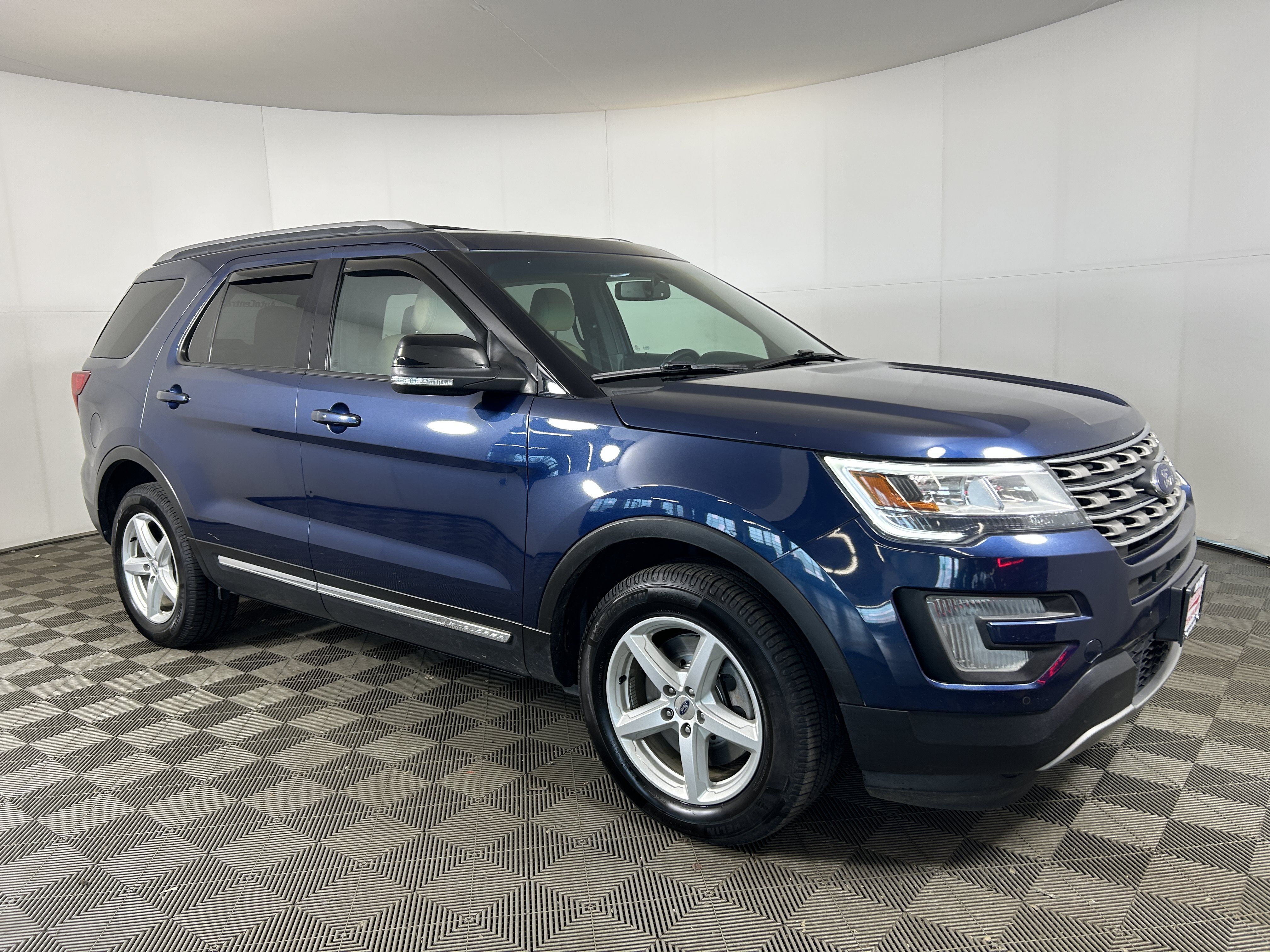 Used 2017 Ford Explorer XLT w/ Equipment Group 201A AWD/4WD image 4
