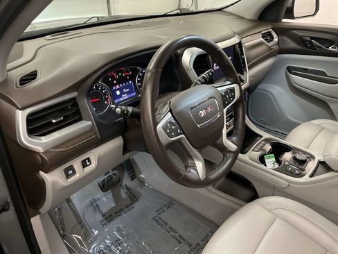 Used 2023 GMC Acadia SLT w/ Preferred Package FWD image 4