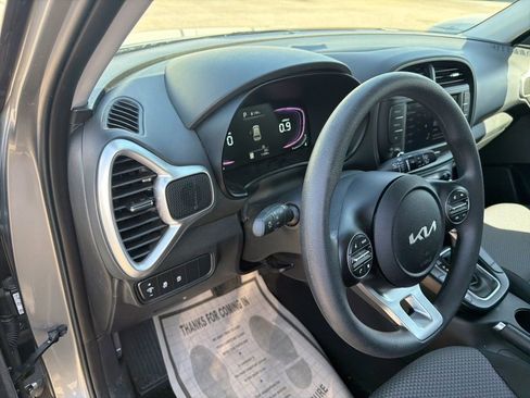 Used 2025 Kia Soul LX w/ LX Technology Package FWD image 27