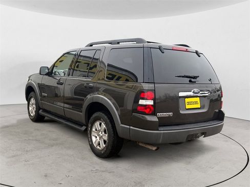 Used 2006 Ford Explorer XLT image 3