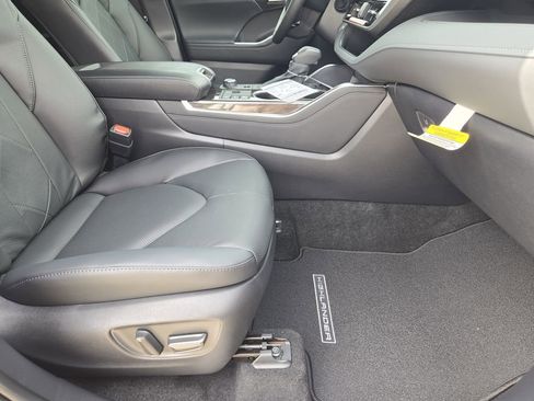 New 2026 Toyota Highlander Platinum AWD/4WD image 12