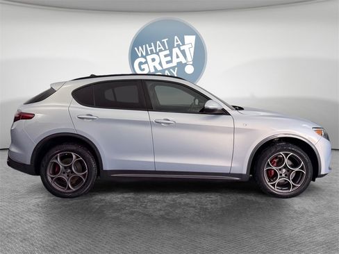Used 2023 Alfa Romeo Stelvio Ti image 2