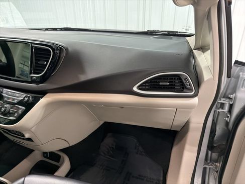 Used 2024 Chrysler Pacifica Touring-L FWD image 22