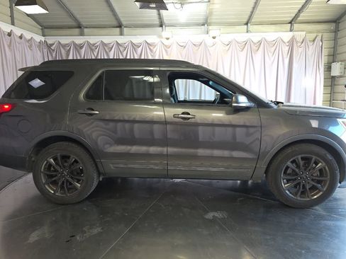 Used 2017 Ford Explorer XLT w/ Equipment Group 202A AWD/4WD image 9