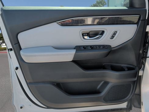 Used 2025 Honda Pilot Elite image 8