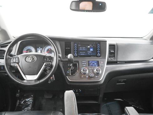 Used 2020 Toyota Sienna SE FWD image 17