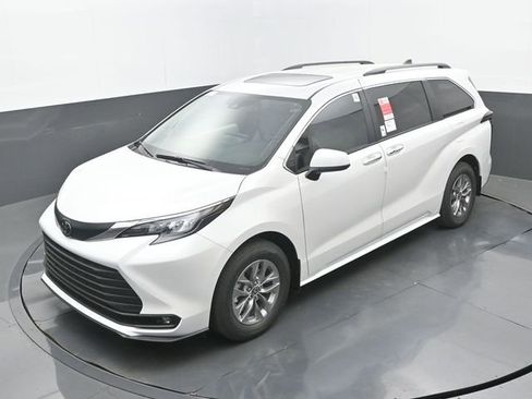 New 2026 Toyota Sienna XLE image 32