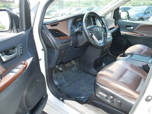 Used 2017 Toyota Sienna Limited Premium AWD/4WD image 11